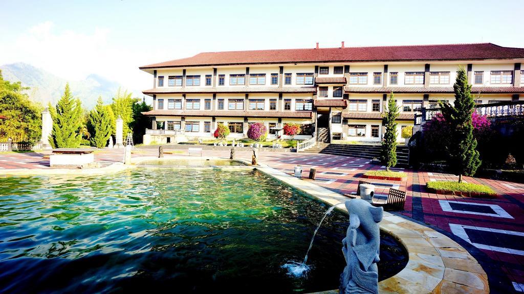 Puri Bening Lake Front Hotel Кубу Екстериор снимка